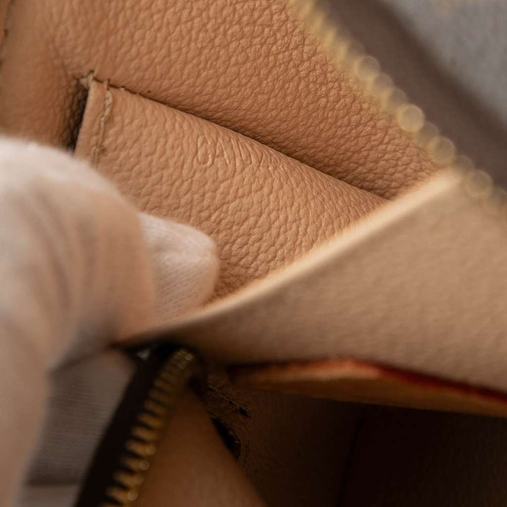 Louis Vuitton Monogram Cosmetic Pouch PM - Detail 1