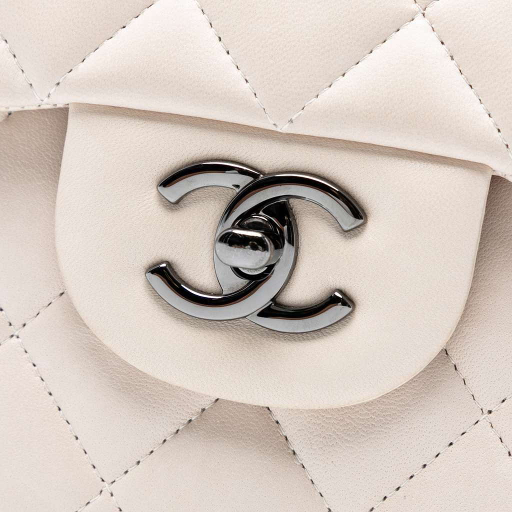 Chanel Jumbo Classic Lambskin Double Flap - Detail 1