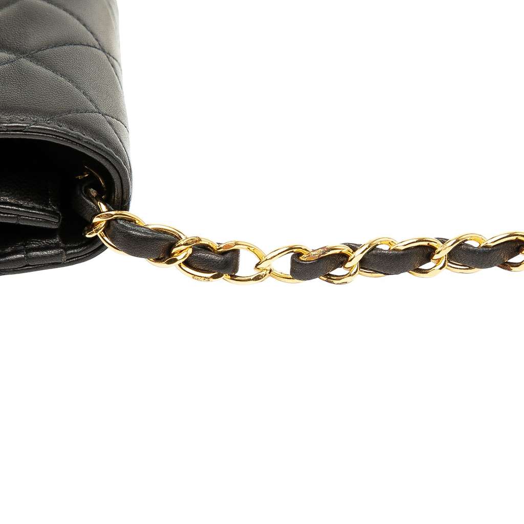 Chanel Medium CC Quilted Lambskin Single Flap - Detail 2