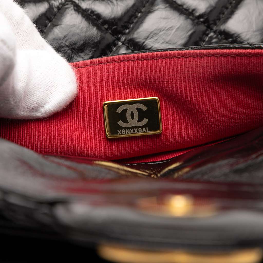 Chanel Medium Shiny Crumpled Calfskin Wavy CC Hobo - Detail 1