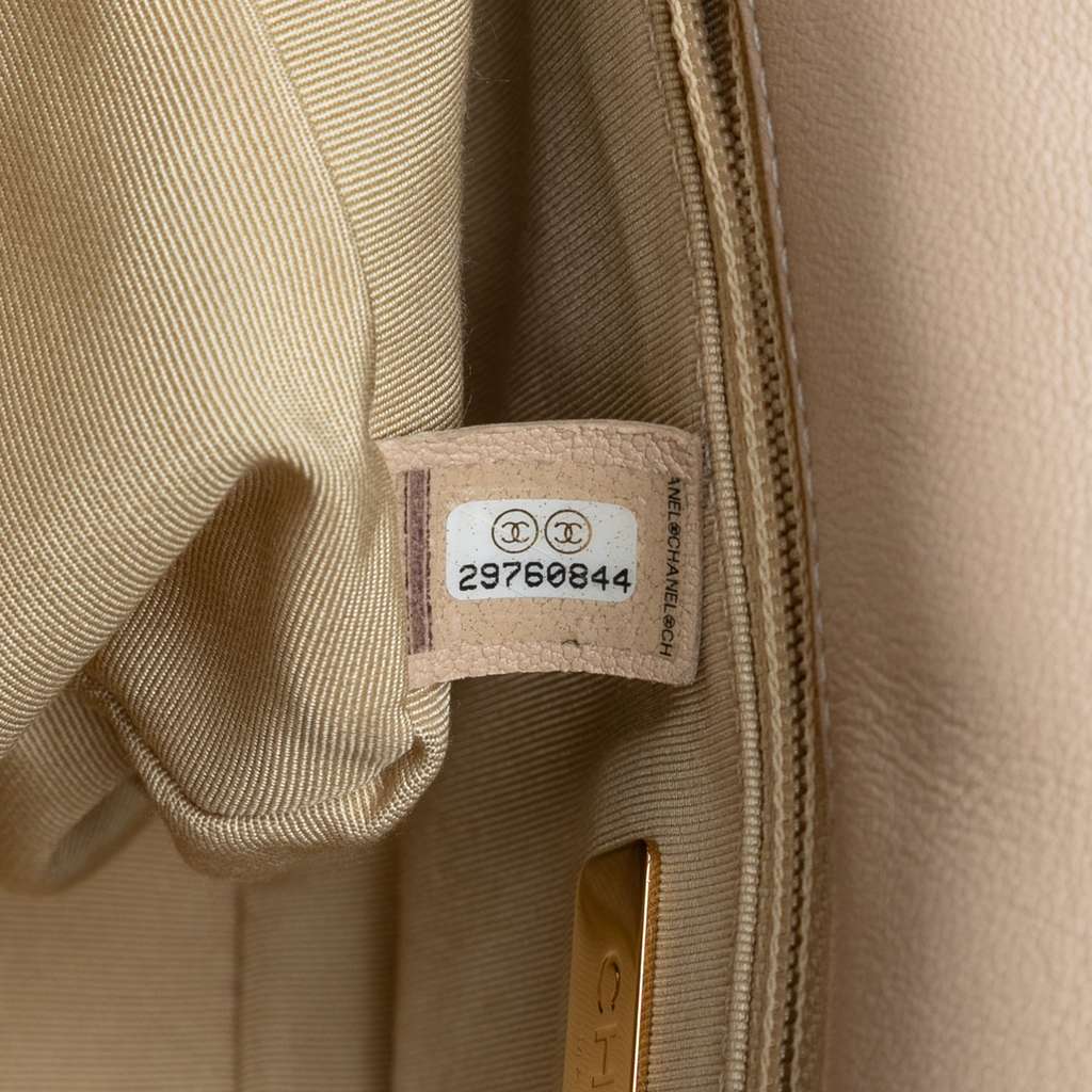Chanel Medium Lambskin 19 Flap - Detail 1