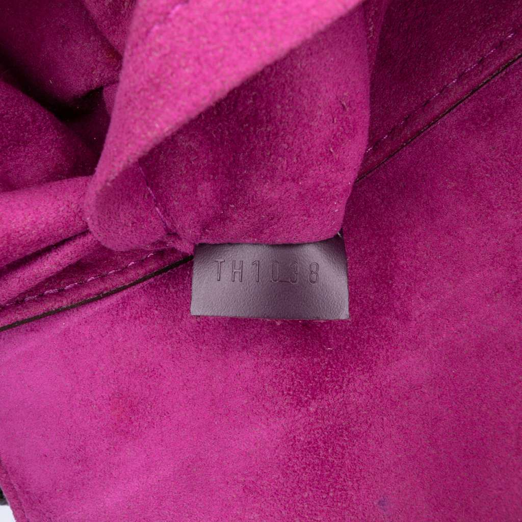 Louis Vuitton Epi Pochette Montaigne - Detail 1