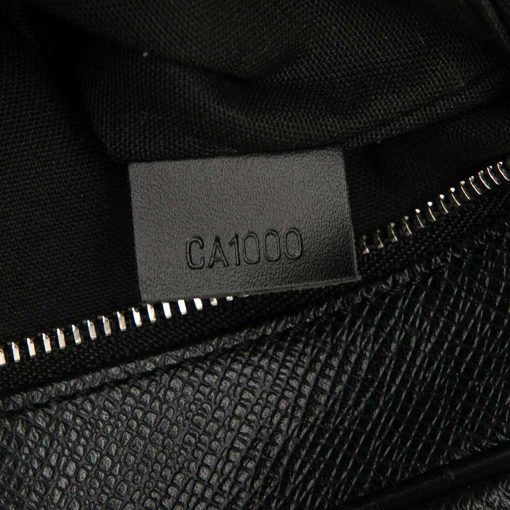 Louis Vuitton Taiga Pochette Kaluga - Detail 1