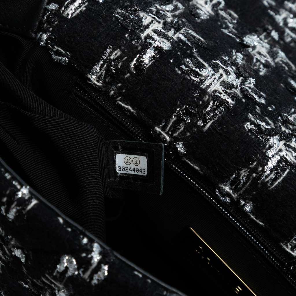 Chanel Medium Tweed 19 Flap - Detail 1