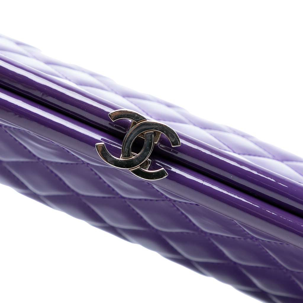 Chanel CC Quilted Patent Kiss Lock Clutch - Detail 1