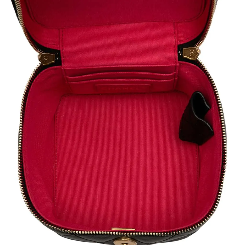 Chanel CC Quilted Calfskin Chain Top Handle Vanity Case on Strap Black Leather Very good - Model View