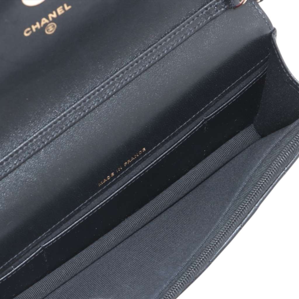 Chanel CC Quilted Lambskin and Patent Flap Phone Holder - 4