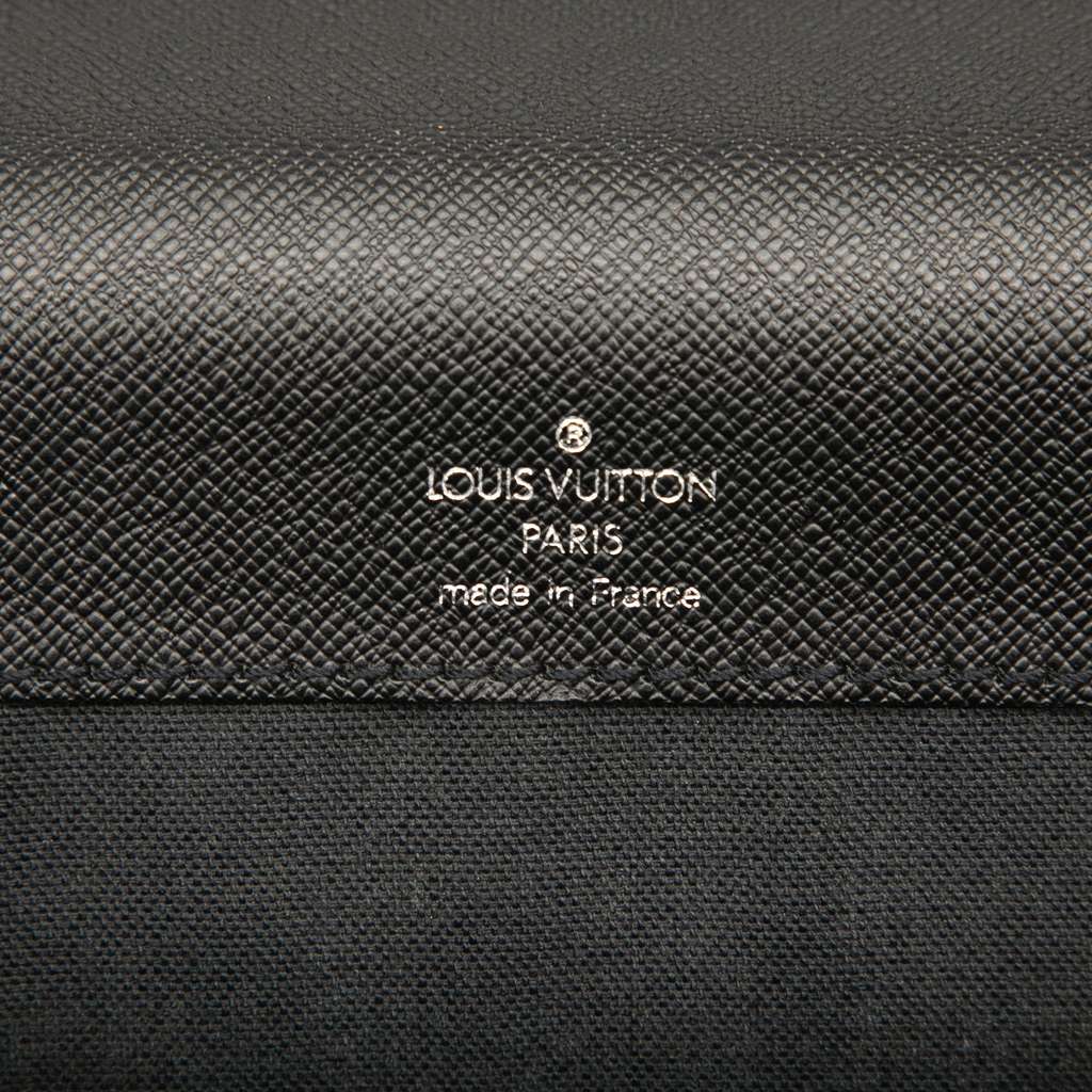 Louis Vuitton Taiga Robusto 1 - 5