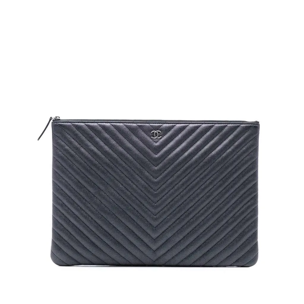 Chanel Large CC Chevron Iridescent Caviar O Case Clutch Purple Leather Very good - Front View