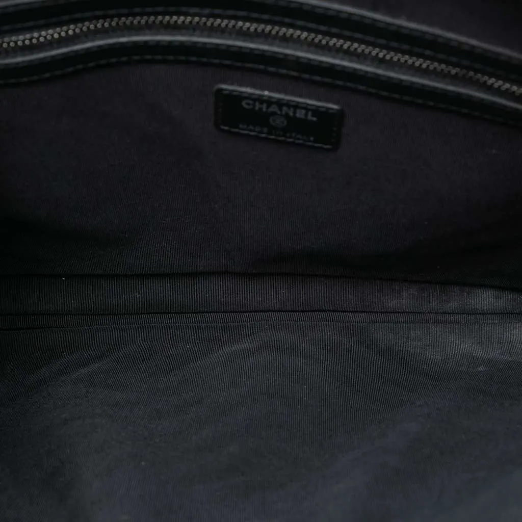Chanel Large CC Chevron Iridescent Caviar O Case Clutch Purple Leather Very good - Model View