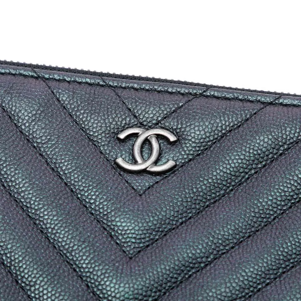 Chanel Large CC Chevron Iridescent Caviar O Case Clutch Purple Leather Very good - Box View