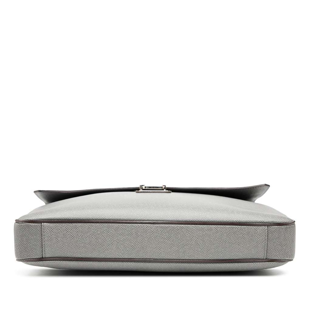 Louis Vuitton Taiga Vassili GM - 3