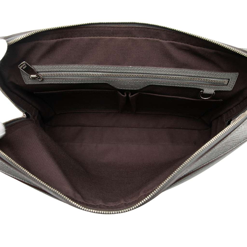 Louis Vuitton Taiga Vassili GM - 4