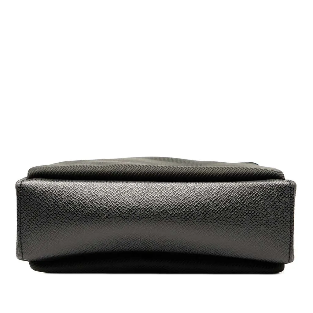 Louis Vuitton Taiga Sayan Black Canvas Good - Inside View
