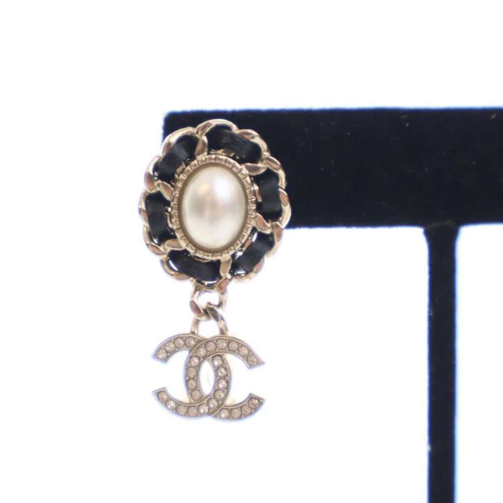 Chanel CC Gold Plated Leather and Faux Pearl Drop Push Back Earrings - 4