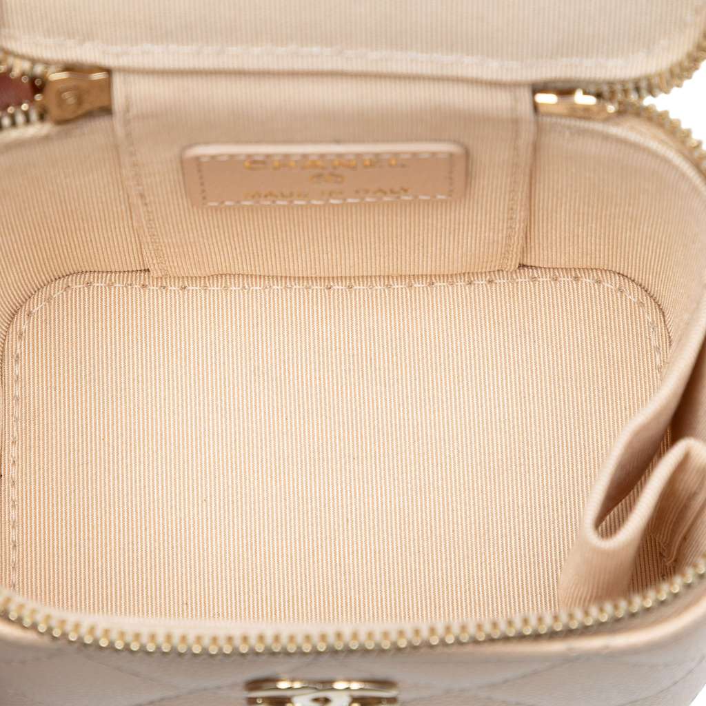 Chanel Mini Quilted Iridescent Caviar Pearl On Top Vanity Case With Chain - 4