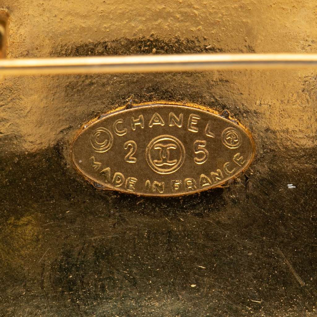 Chanel CC Gold Plated Quilted Round Brooch - 4