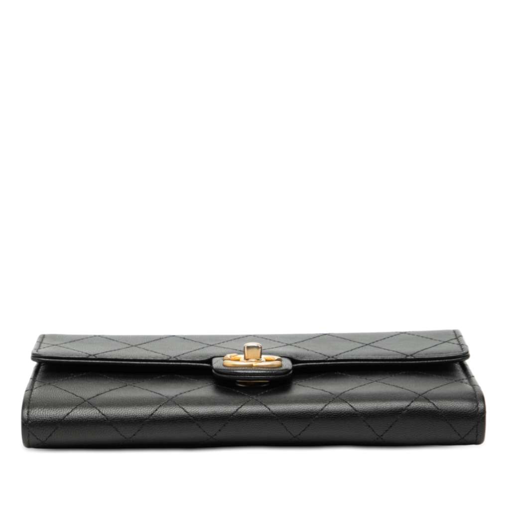 Chanel Quilted Goatskin Chic Pearls Clutch with Chain - 3