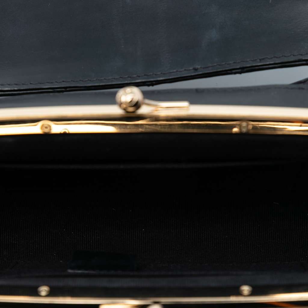 Chanel CC Quilted Calfskin Kiss Lock Flap Phone Holder On Chain Black Leather Good condition - Model View