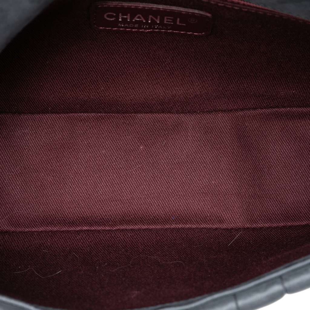 Chanel Chocolate Bar Iridescent Calfskin Bubble Flap Grey Leather Good condition - Model View