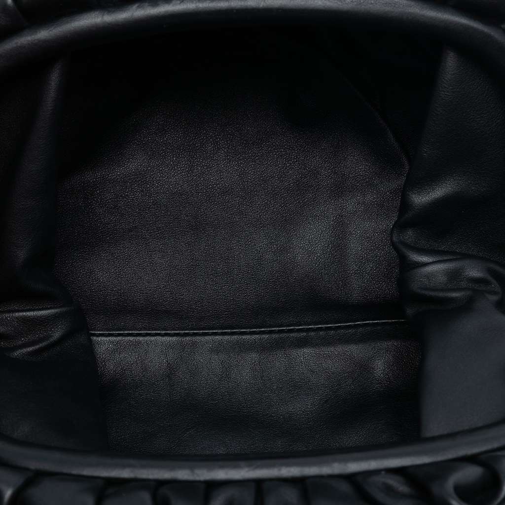 Bottega Veneta Lambskin The Pouch Black Leather Good condition - Model View