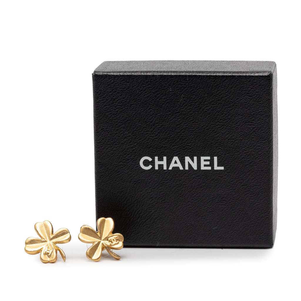 Chanel Gold Plated CC Clover Push Back Earrings Gold Metal Good condition - Model View