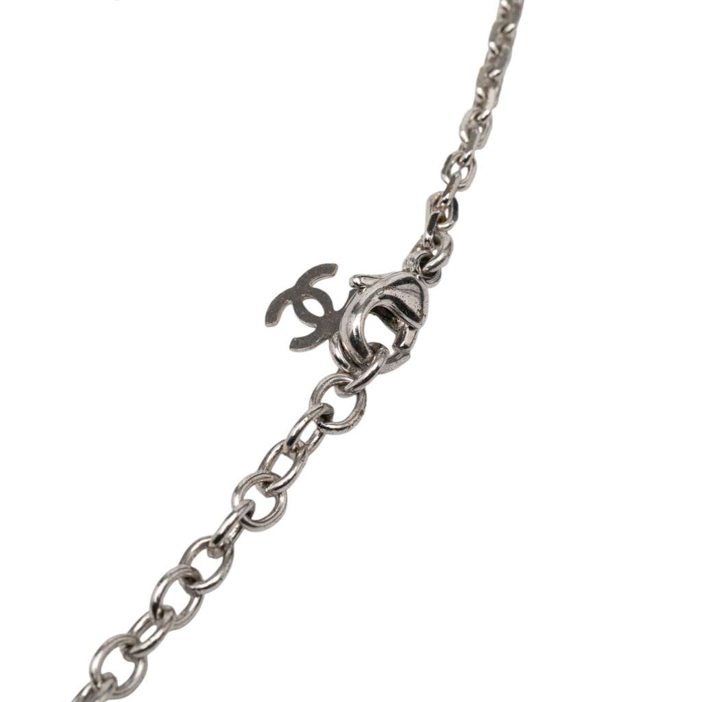 Chanel CC Silver Plated Resin Rhinestone Pendant Necklace Silver Metal Good condition - Model View