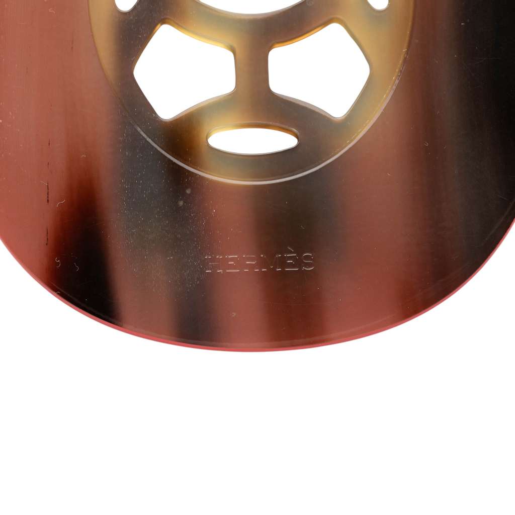 Hermès Buffalo Horn and Lacquer Lift Pendant Necklace GM Red Good condition - Model View