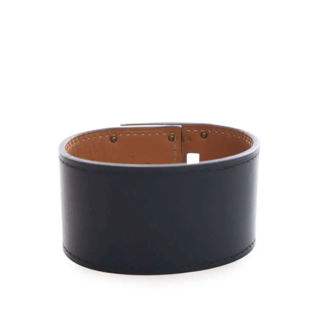 Hermès Swift and Gold Plated Kelly Extreme Dog Bracelet Black Leather Good - Model View