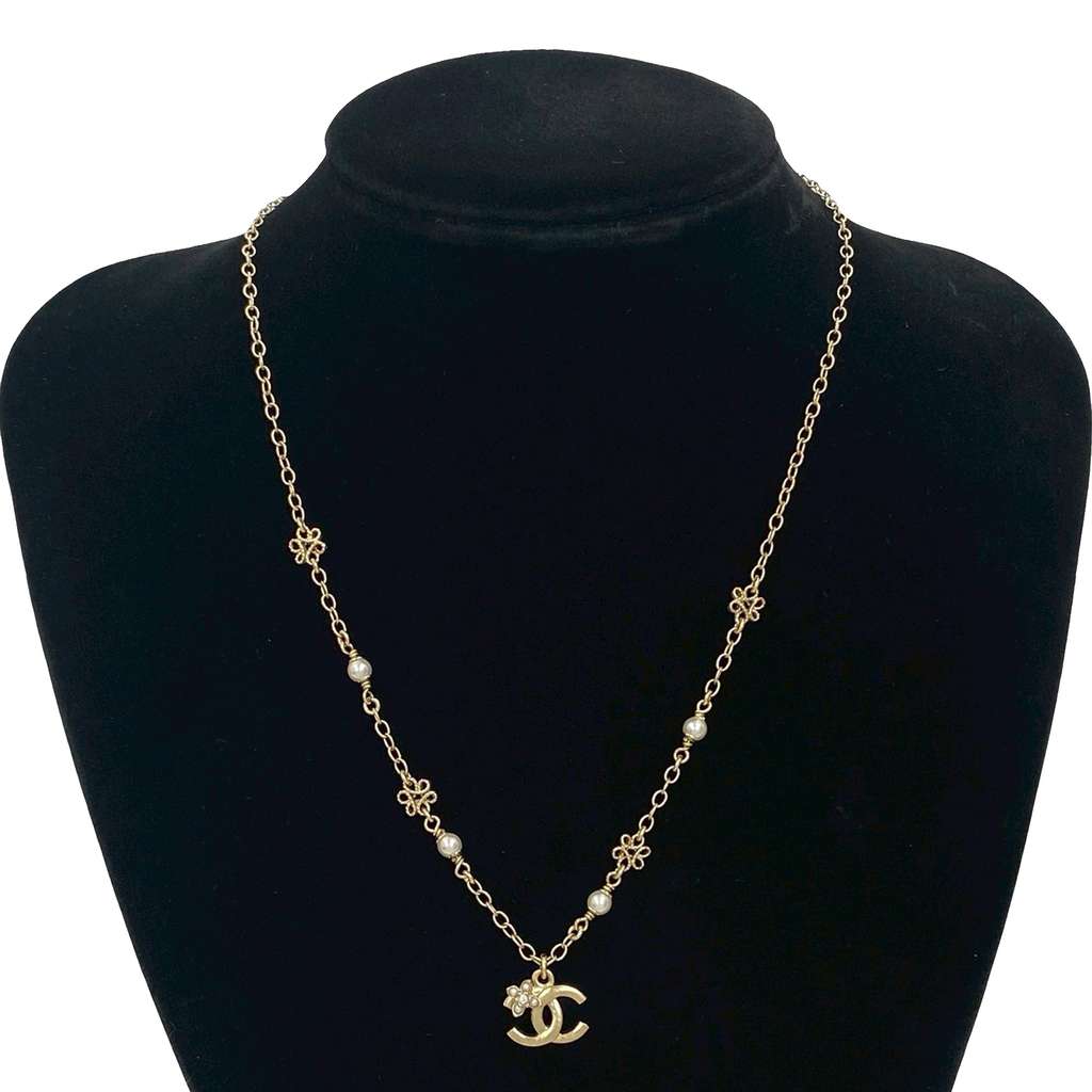 Chanel Gold Plated Faux Pearl CC Pendant Flower Station Necklace Gold Metal Good condition - Model View