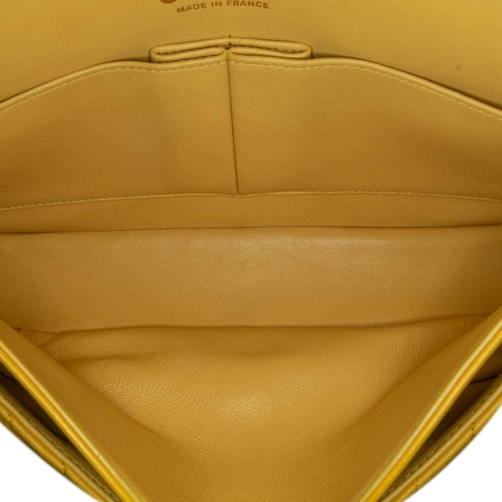 Chanel Medium Classic Chevron Lambskin Double Flap Yellow Leather Good condition - Model View