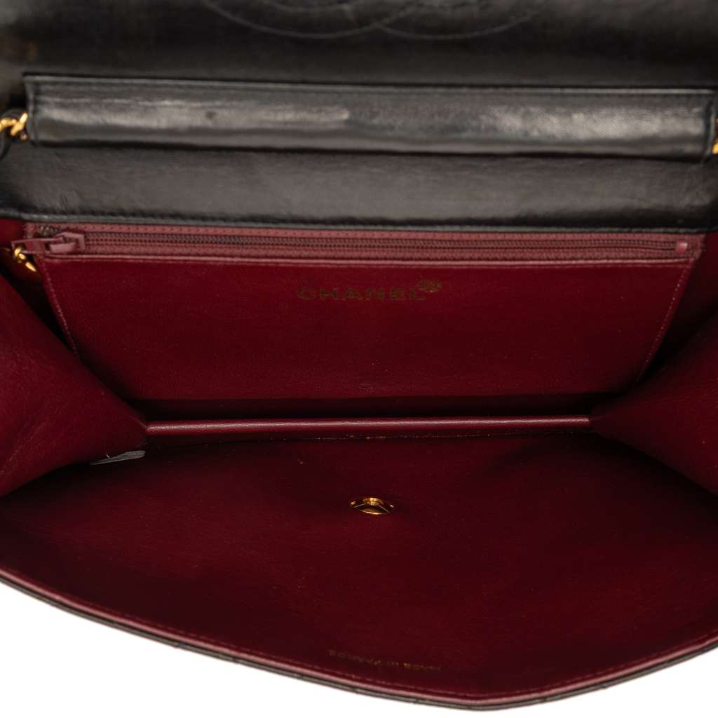 Chanel Medium CC Quilted Lambskin Single Flap Black Leather Good condition - Model View