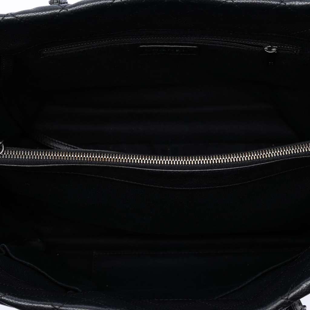 Chanel CC Quilted Caviar Zip Pocket Tote Black Leather Good condition - Model View