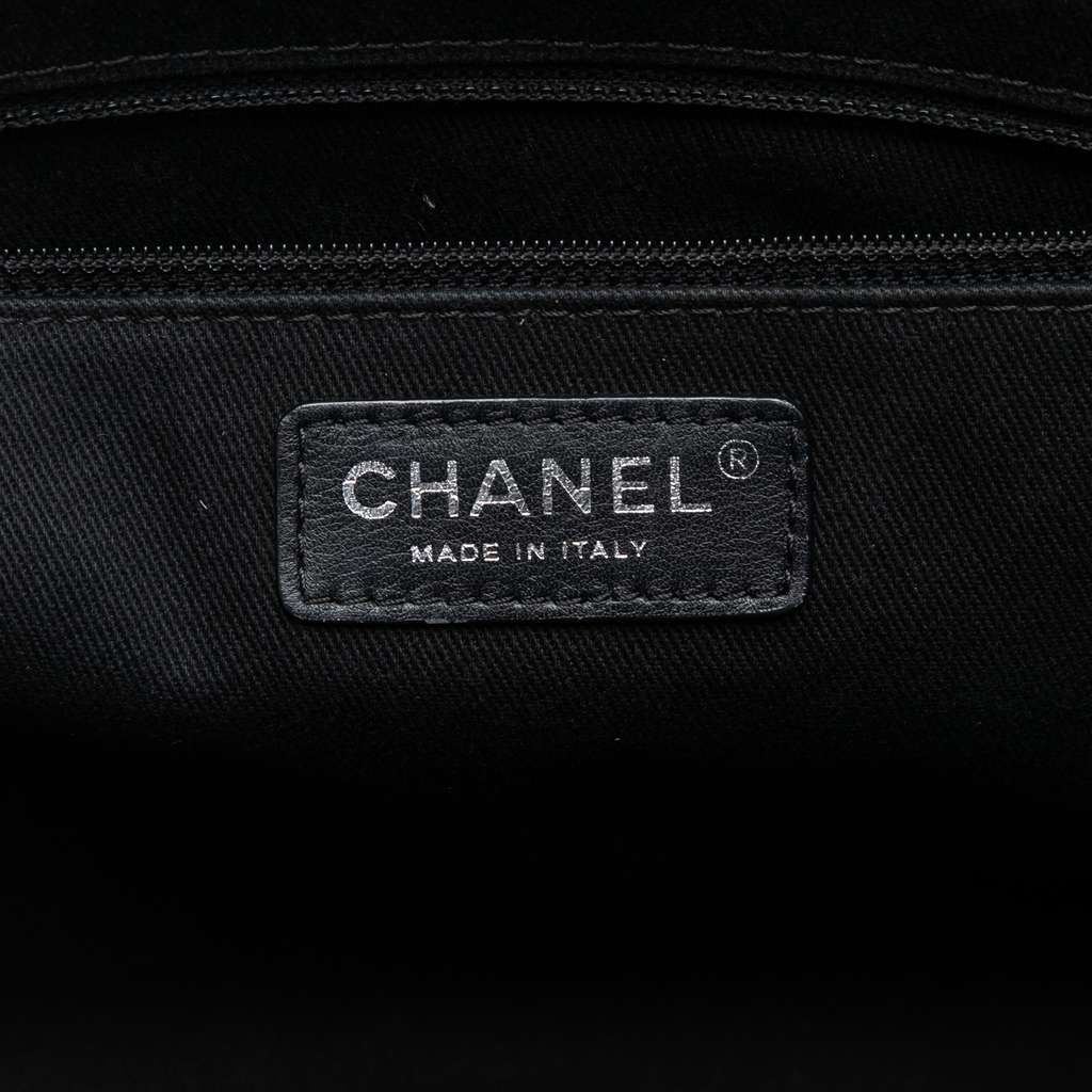 Chanel CC Quilted Caviar Zip Pocket Tote Black Leather Good condition - Box View