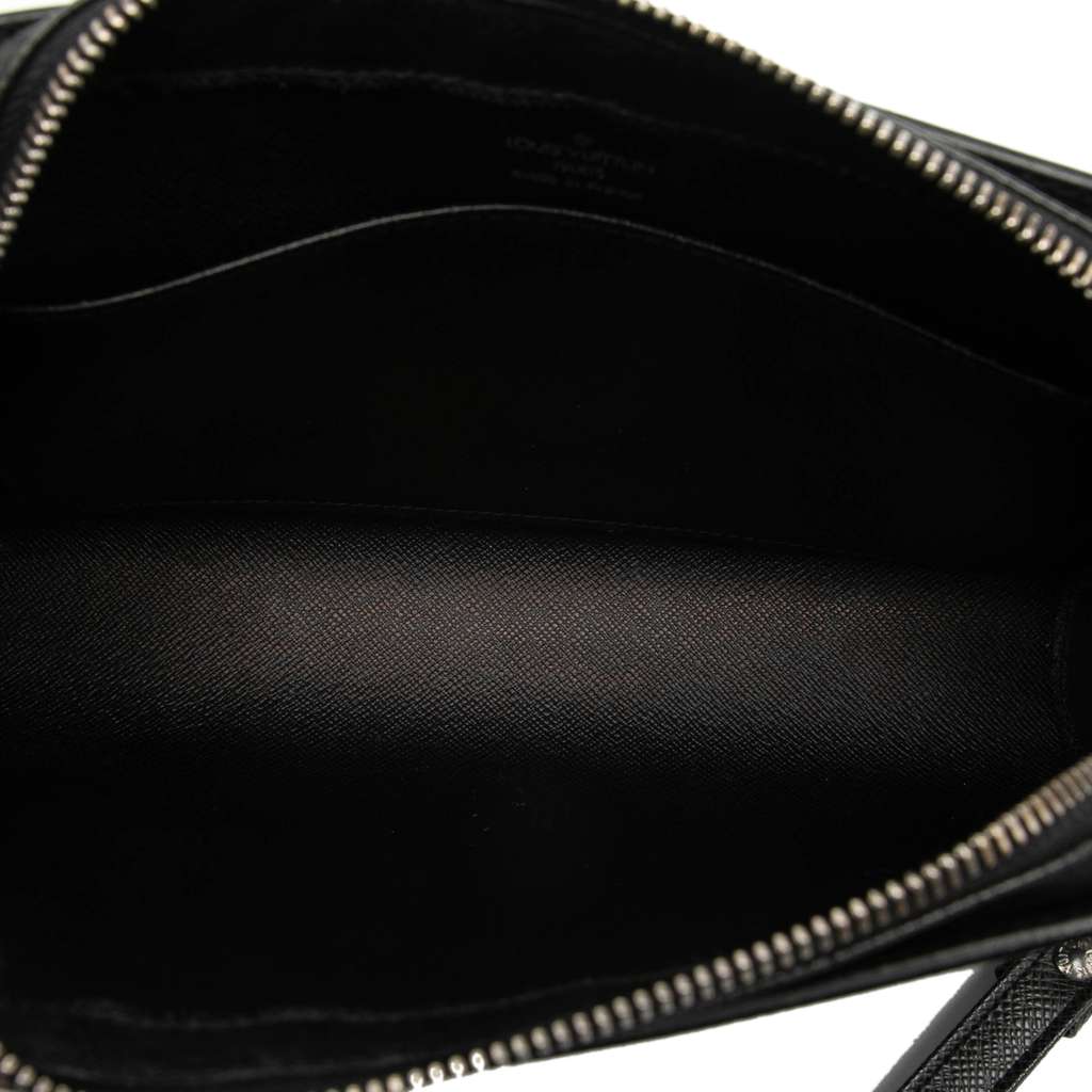 Louis Vuitton Taiga Pochette Baikal Black Leather Good condition - Model View