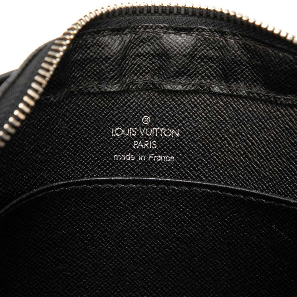 Louis Vuitton Taiga Pochette Baikal Black Leather Good condition - Box View