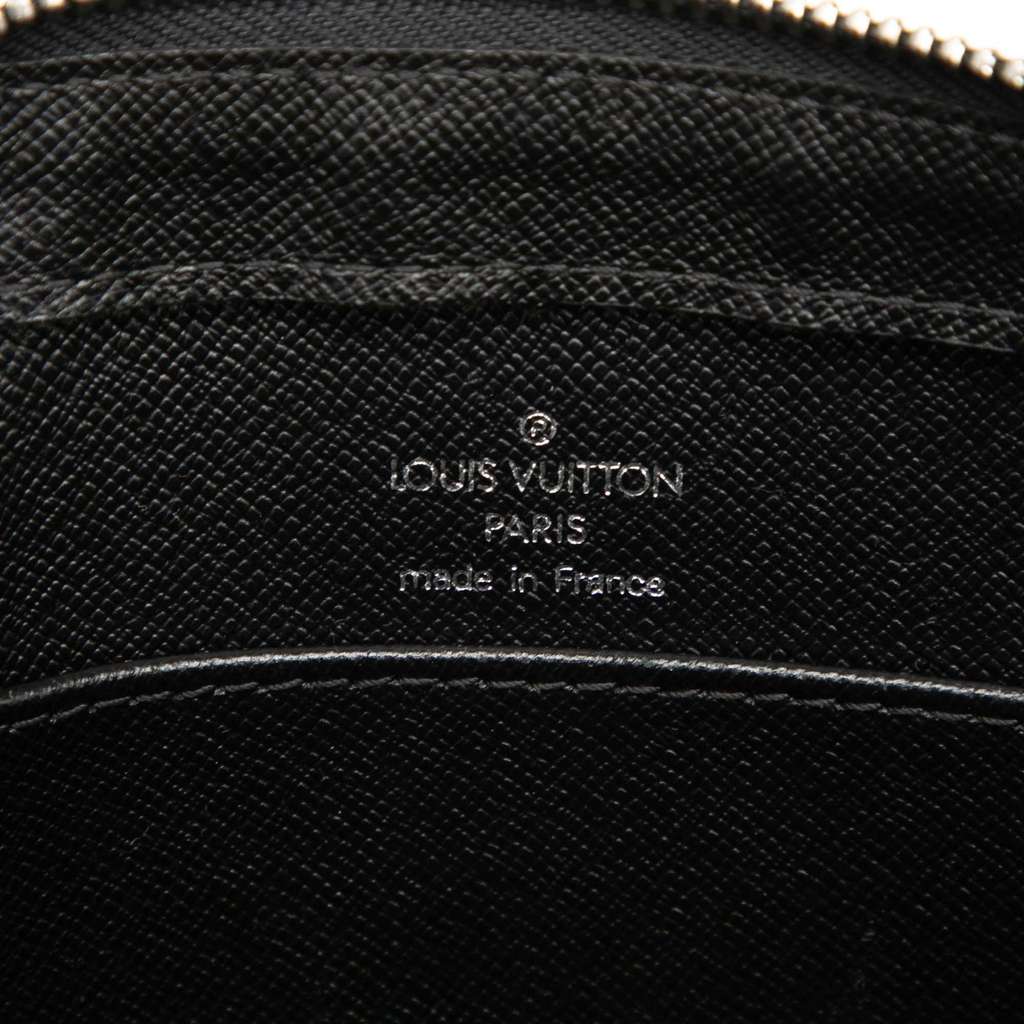 Louis Vuitton Taiga Pochette Baikal Black Leather Good condition - Box View