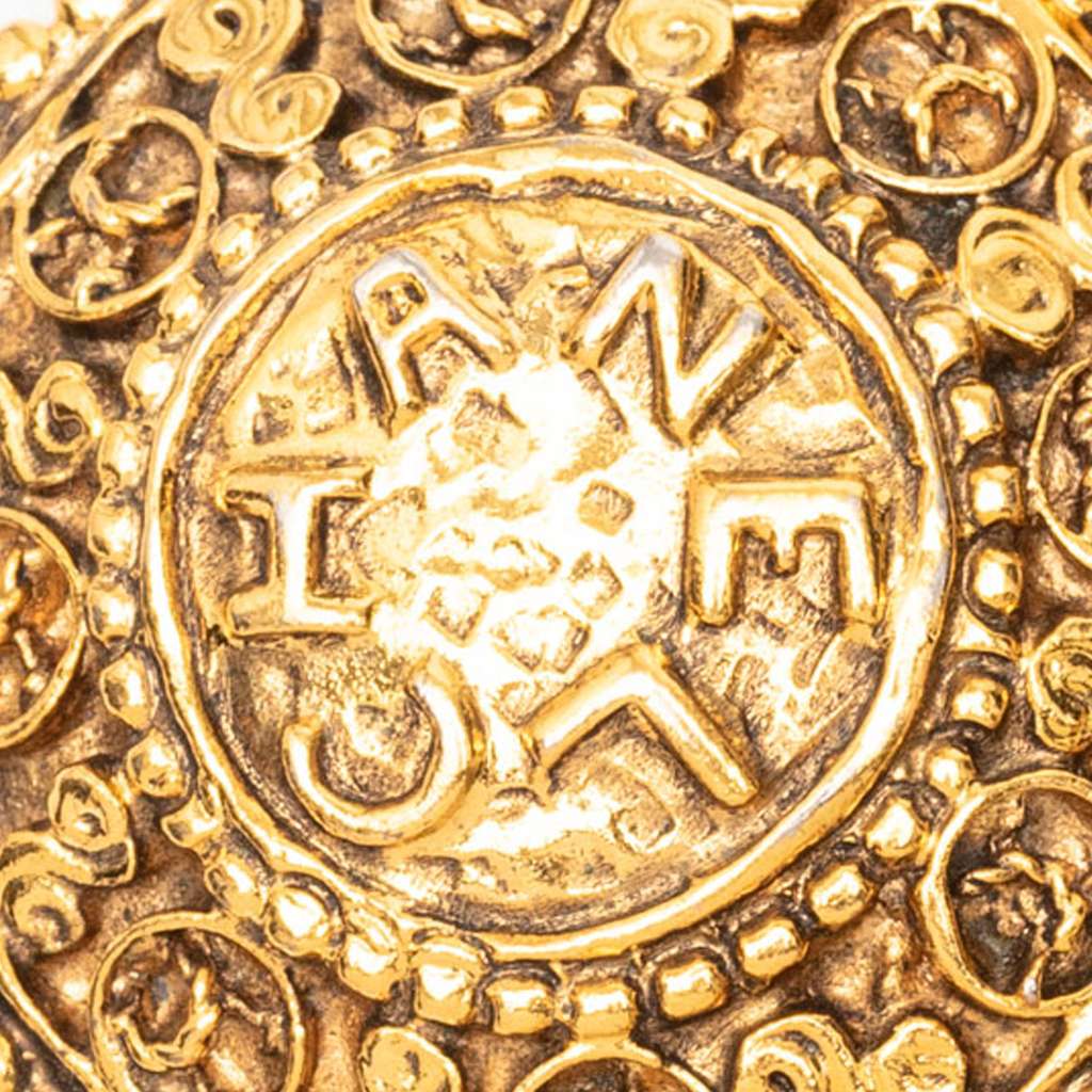 Chanel Gold Plated Medallion Link Bracelet Gold Metal Good condition - Model View