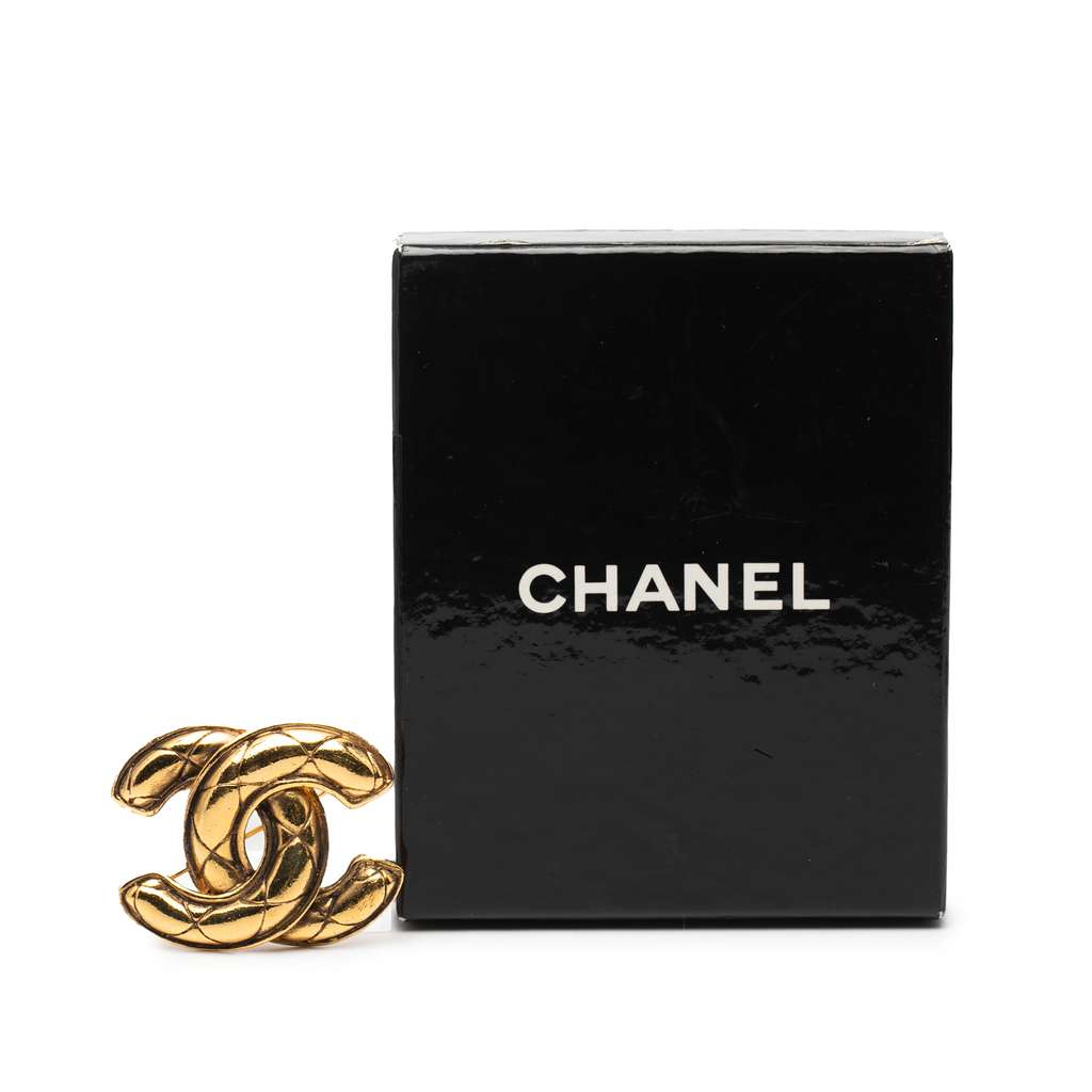 Chanel Gold Plated Quilted CC Brooch Gold Metal Good condition - Model View