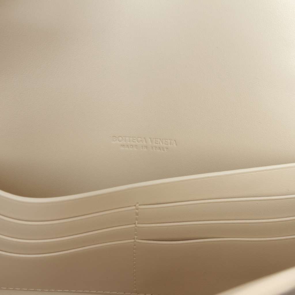 Bottega Veneta Lambskin Intrecciato Andiamo Clutch White Leather Good condition - Box View