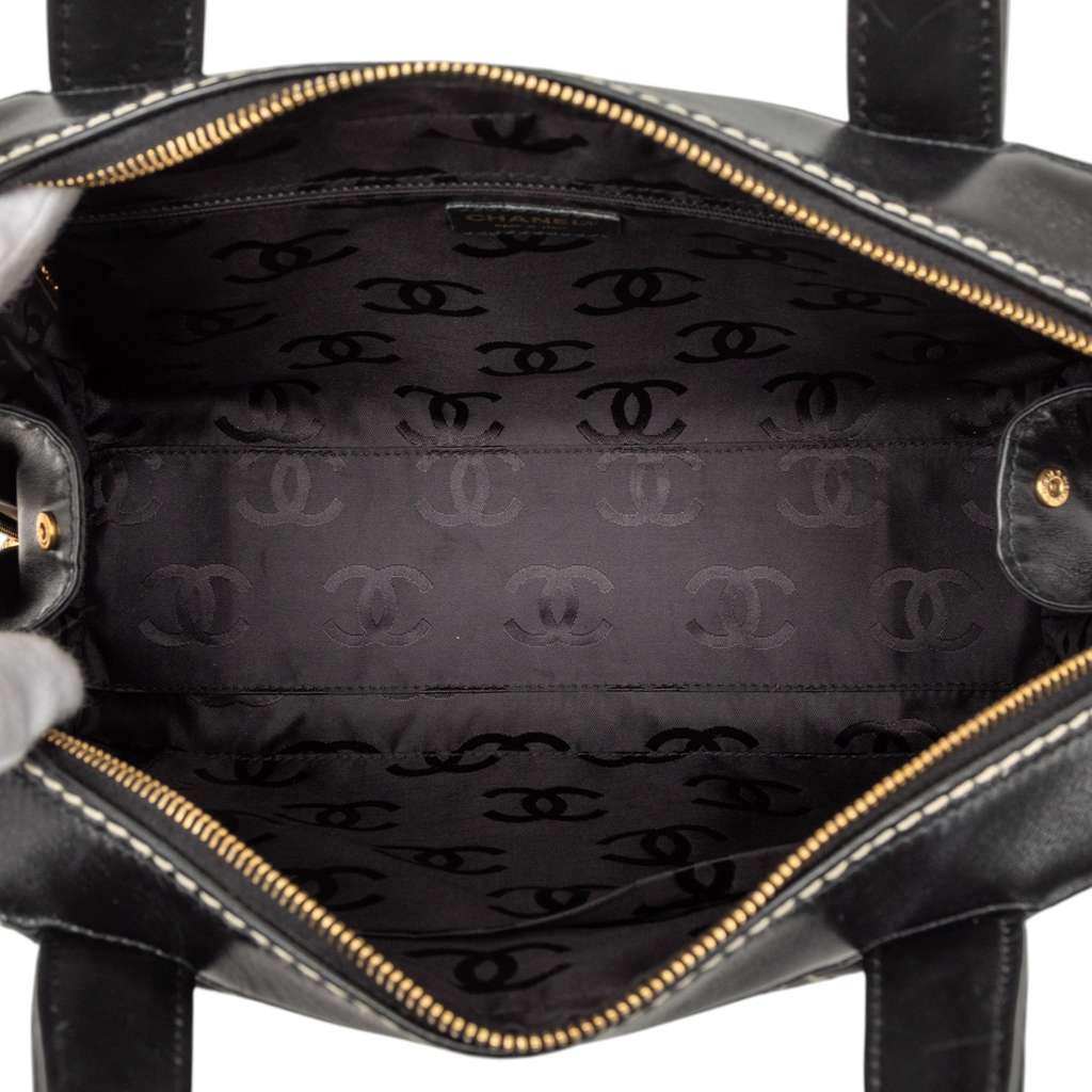 Chanel CC Lambskin Wild Stitch Handbag Black Leather Good condition - Model View