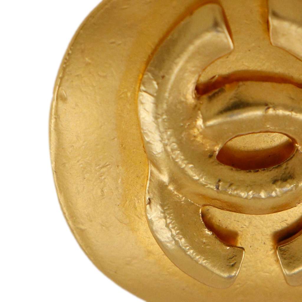 Chanel CC Gold Plated Round Clip On Earrings Gold Metal Good condition - Model View