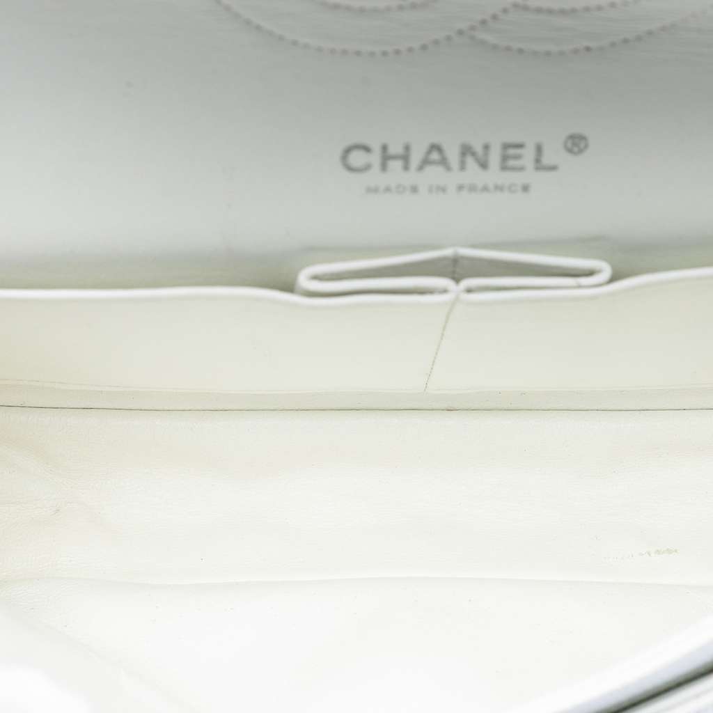 Chanel Medium Classic Caviar Double Flap White Leather Good condition - Model View