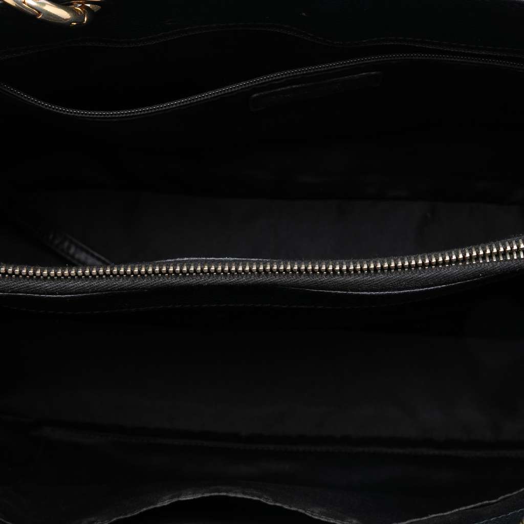 Chanel Caviar Grand Shopping Tote Black Leather Good condition - Model View