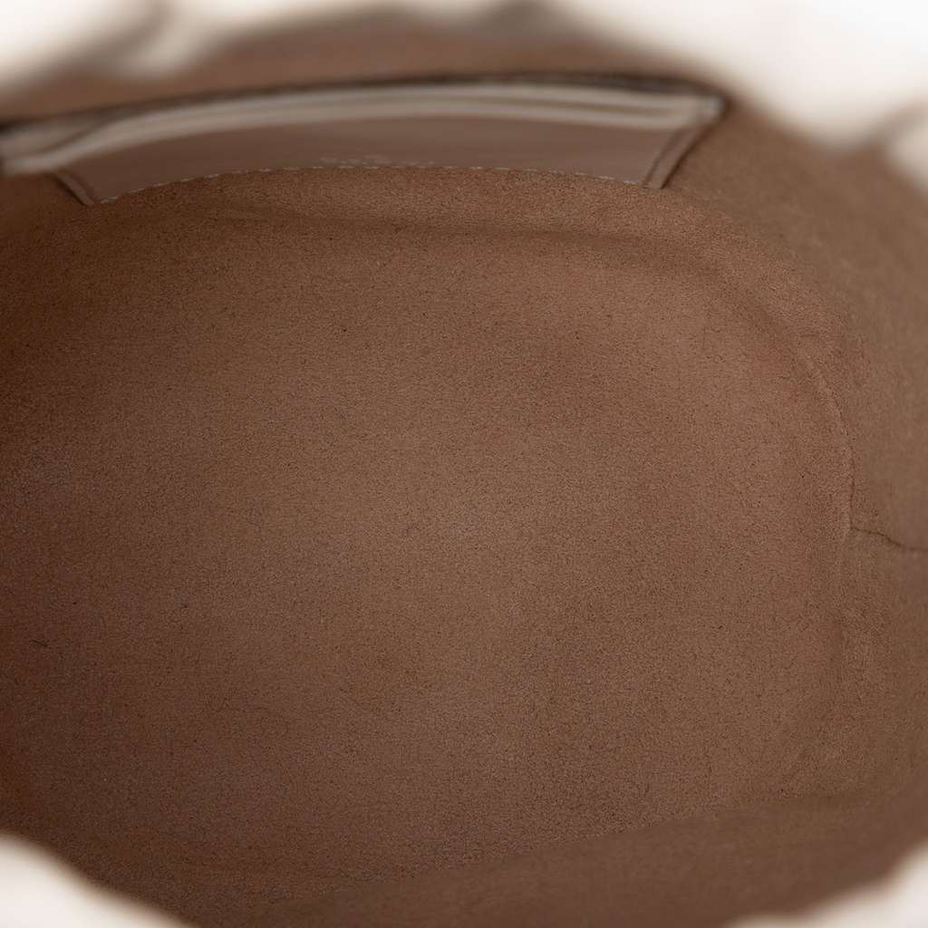 Gucci Small GG Marmont Leather Matelasse Bucket Bag White Leather Good condition - Model View