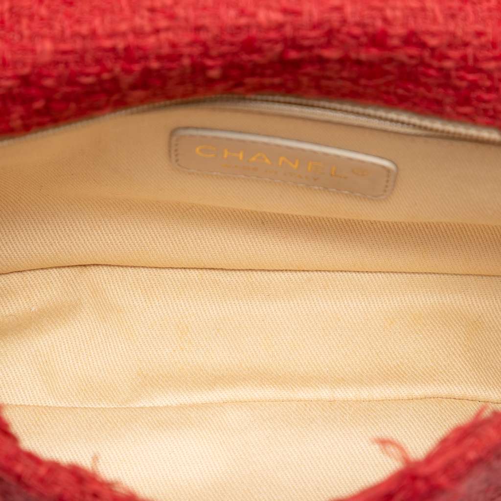 Chanel Medium Tweed Diamond Stitch Nature Flap Red Tweed Good condition - Model View