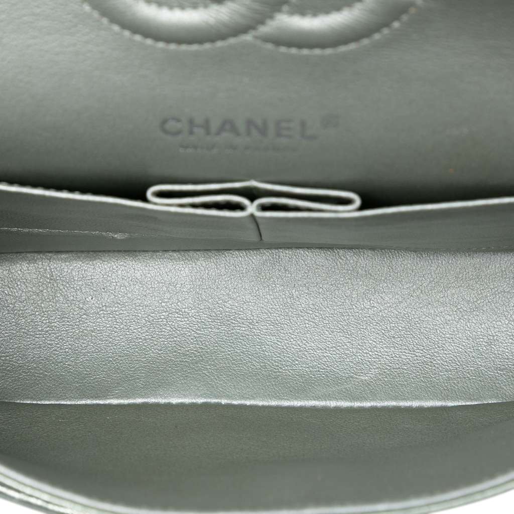 Chanel Medium Classic Metallic Lambskin Double Flap Green Leather Good condition - Model View