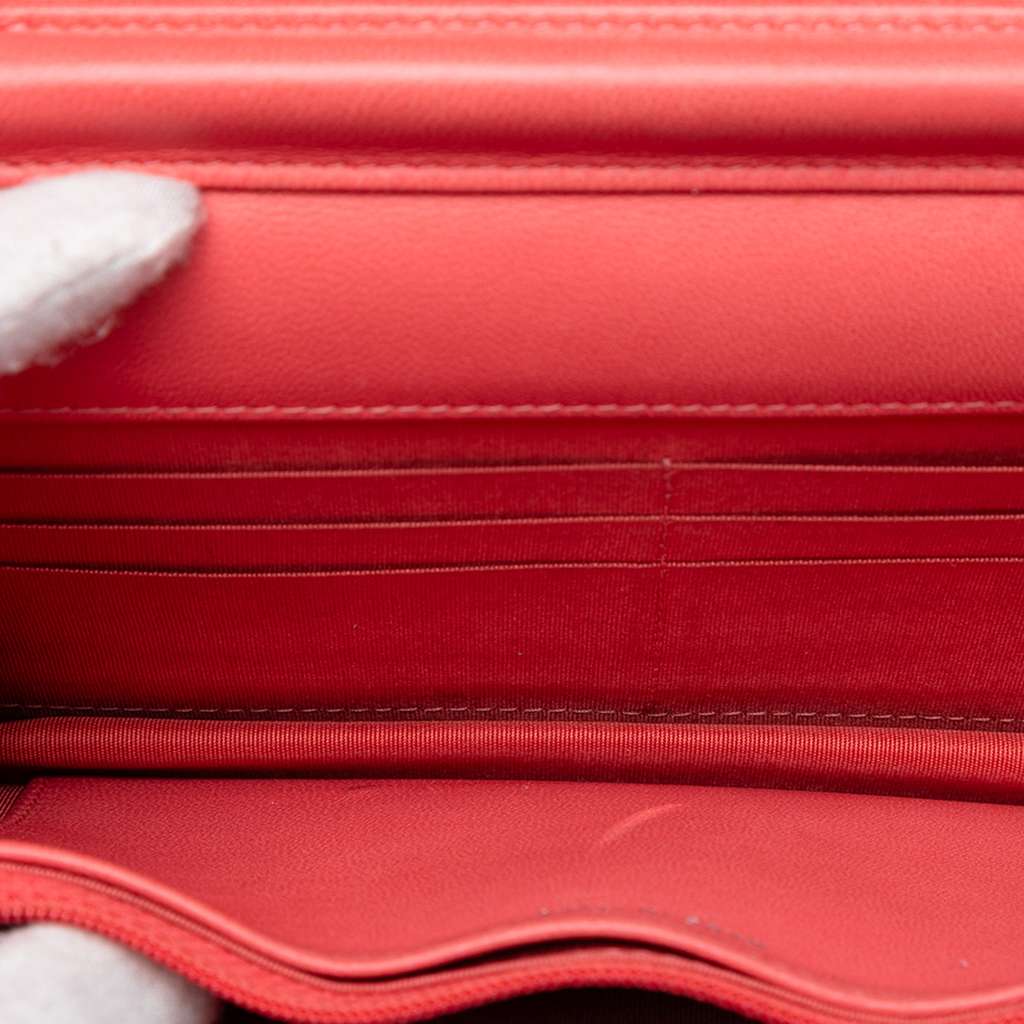 Chanel Quilted Lambskin Color Pop CC Wallet on Chain Blue Leather Good condition - Model View