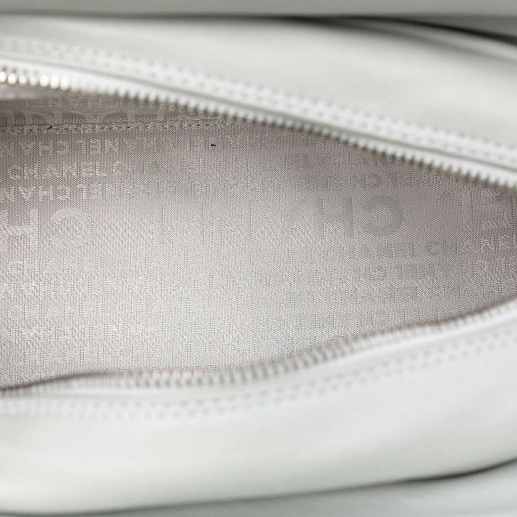 Chanel Lambskin Ultimate Soft Frame Handbag White Leather Good condition - Model View