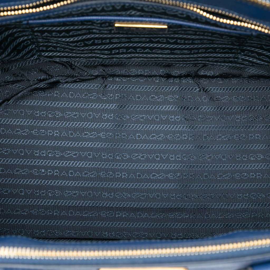 Prada Large Saffiano Lux Galleria Double Zip Tote Blue Leather Good condition - Model View